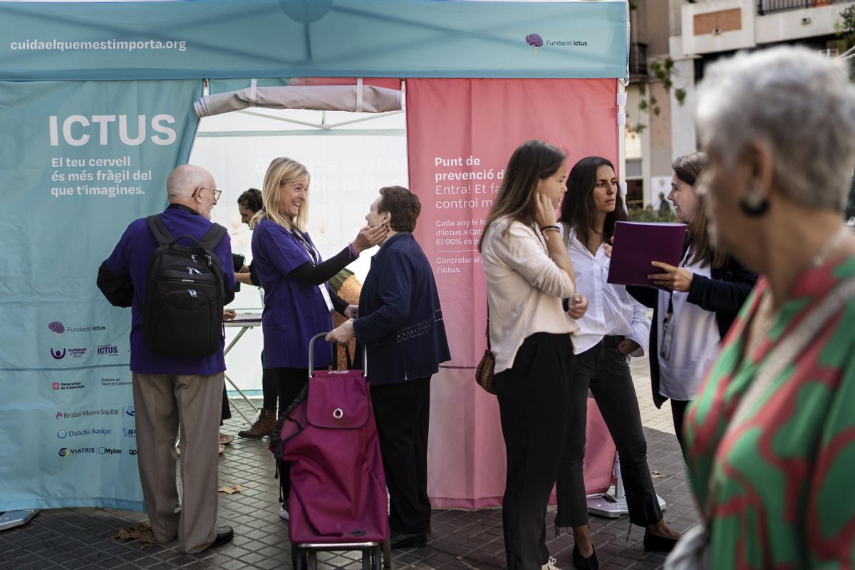 Campaña de concienciación de la Fundació Ictus este viernes en el Mercat de Sant Antoni de Barcelona. Campaña de concienciación de la Fundació Ictus este viernes en el Mercat de Sant Antoni de Barcelona.