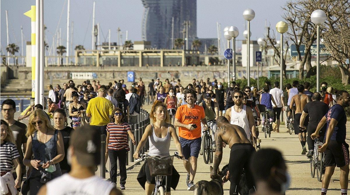 Decenas de personas pasean y hacen deporte en el paseo marítimo de Barcelona, muchas de ellas sin mascarilla, el 3 de mayo. Decenas de personas pasean y hacen deporte en el paseo marítimo de Barcelona, muchas de ellas sin mascarilla, el 3 de mayo.