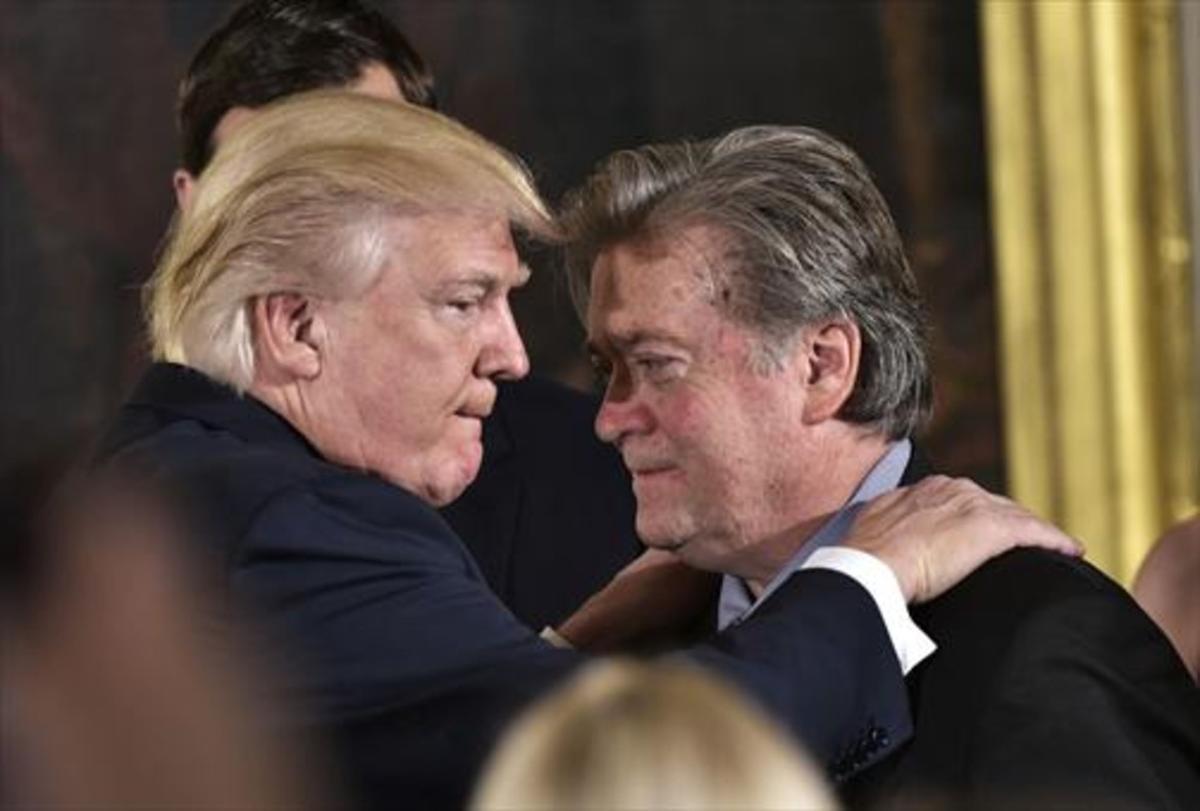 Trump abraza a Bannon, su asesor más próximo, después de jurar el cargo de presidente, el pasado mes de enero.