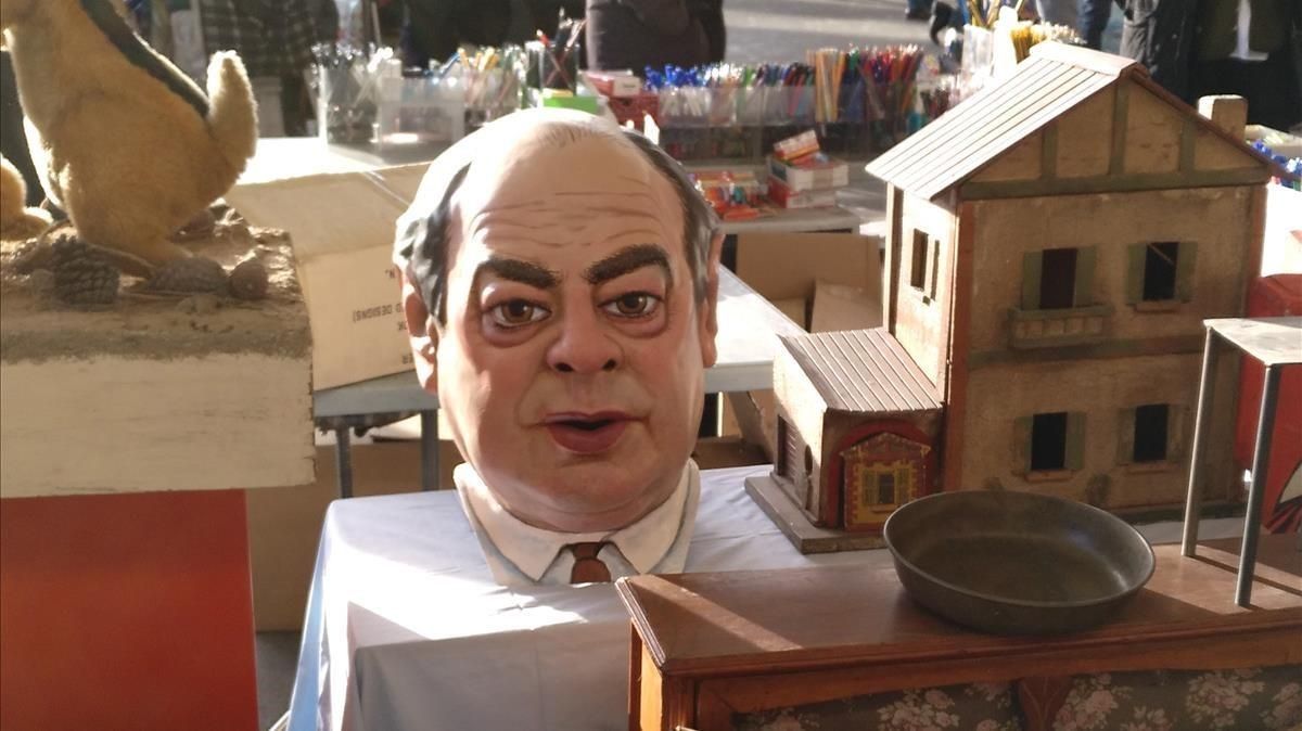 La ’capgrós’ de Jordi Pujol, a la espera de quien le compre, el viernes, en Els Encants. La ’capgrós’ de Jordi Pujol, a la espera de quien le compre, el viernes, en Els Encants.