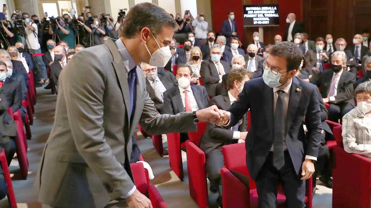 Pedro Sánchez y Pere Aragonès se saludan. Pedro Sánchez y Pere Aragonès se saludan.