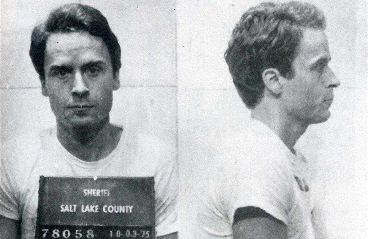 Ficha policial de Ted Bundy (1946-1989).