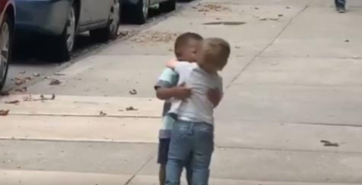 El adorable reencuentro de dos niños que triunfa en las redes El adorable reencuentro de dos niños que triunfa en las redes