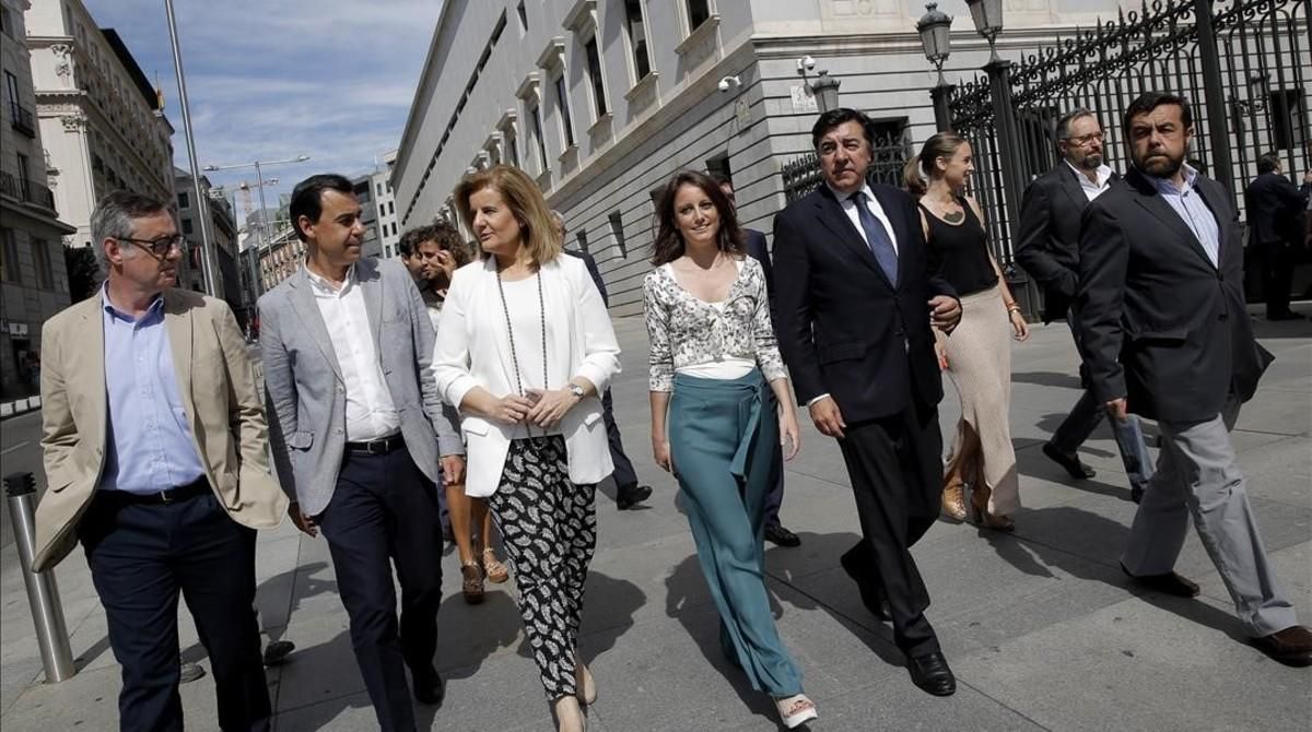 Los negociadores de Ciudadanos y el PP, dirigiéndose al minuto de silencio por las víctimas del terremoto de Italia. Los negociadores de Ciudadanos y el PP, dirigiéndose al minuto de silencio por las víctimas del terremoto de Italia.