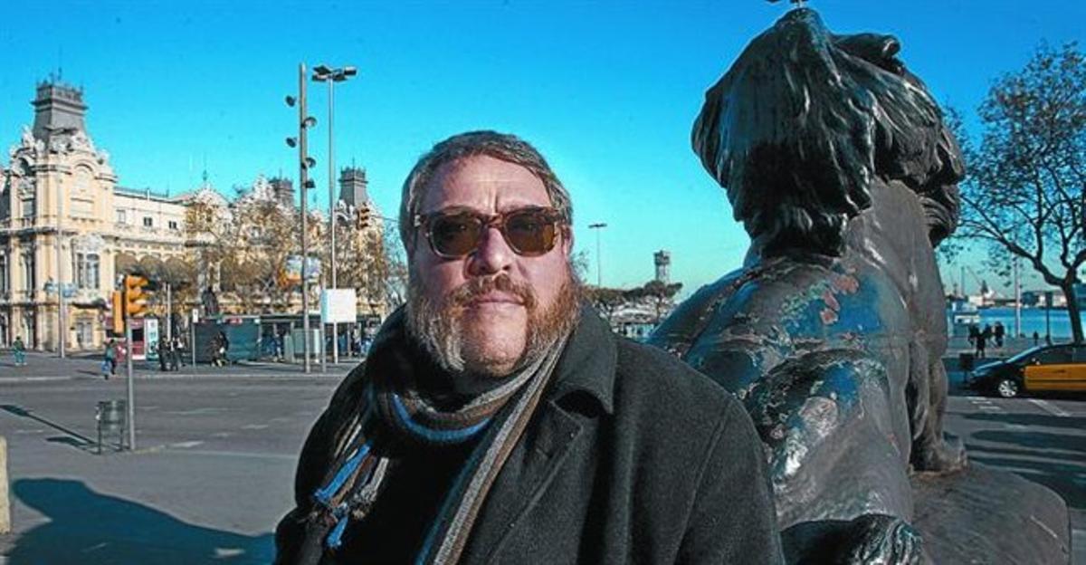 El escritor Xavier Theros, ayer, en la plaza del Portal de la Pau, junto al puerto.
