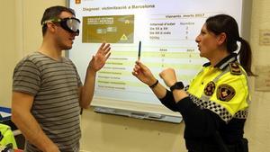 Uno de los asistentes intenta agarrar un bolígrafo con unas gafas que simulan los efectos de la droga en nuestra visión.