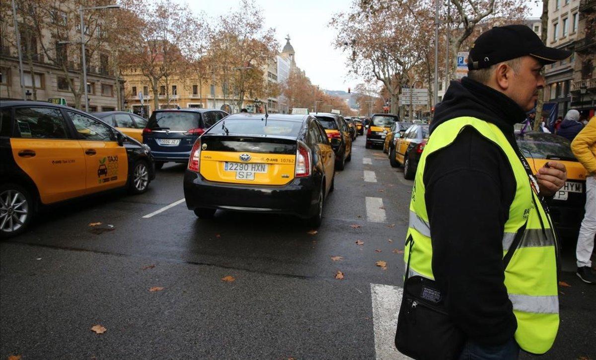 Taxis en huelga en la Gran Vía de Barcelona. A la derecha, Tito Álvarez.