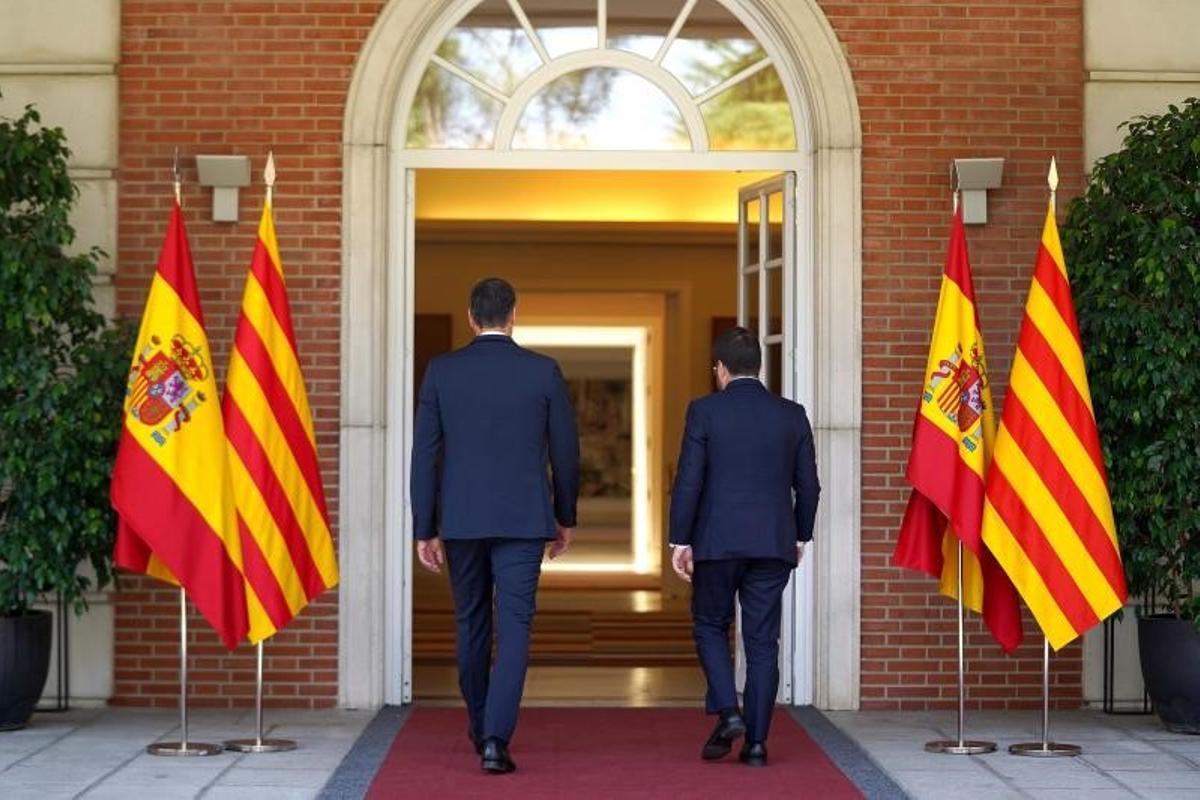 El presidente del Gobierno, Pedro Sánchez (d), recibe en la Moncloa al ’president’ de la Generalitat, Pere Aragonès, el pasado 15 de julio de 2022.