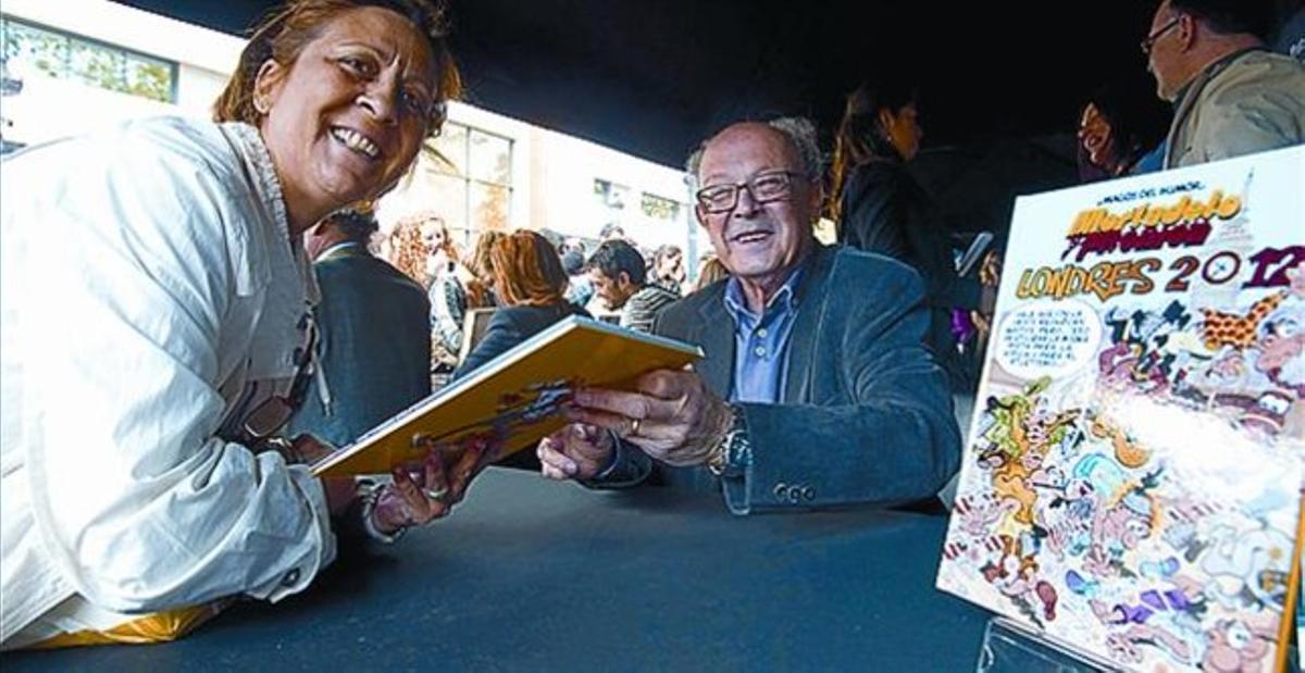 Francisco Ibáñez, ayer con una lectora.