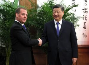 El expresidente ruso Dimitri Medvédev saluda al presidente chino, Xi Xinping, en Pekín.