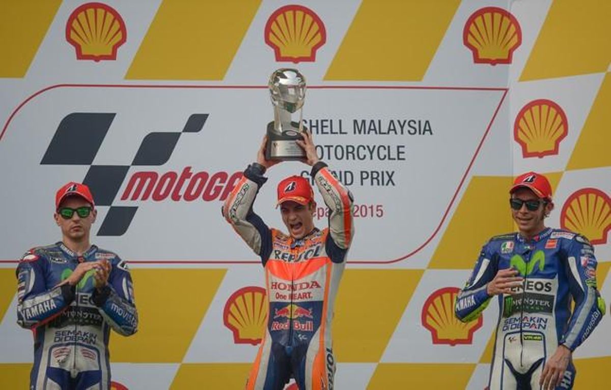 Pedrosa celebra su victoria en el GP de Malasia, en la que Lorenzo ha acabado segundo, y Rossi, tercero. Pedrosa celebra su victoria en el GP de Malasia, en la que Lorenzo ha acabado segundo, y Rossi, tercero.