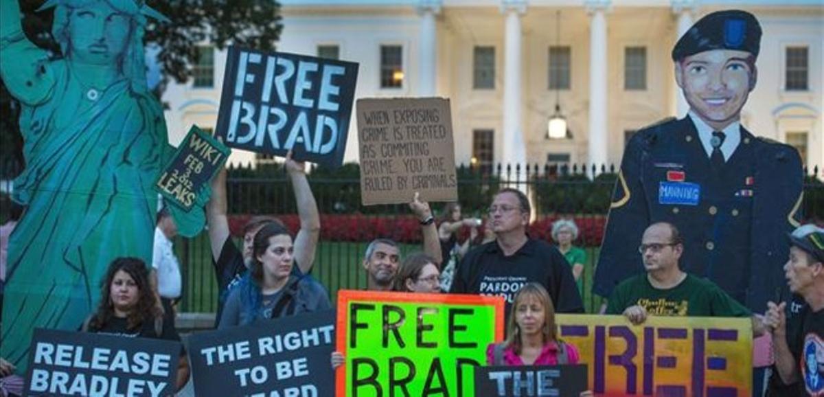 Partidarios de Manning se manifiestan en su favor frente a la Casa Blanca, en Washington, este miércoles.