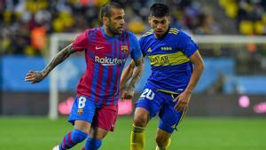 Alves inicia una jugada de ataque en presencia de Ramírez en el Barça-Boca de la Maradona Cup en Riad.
