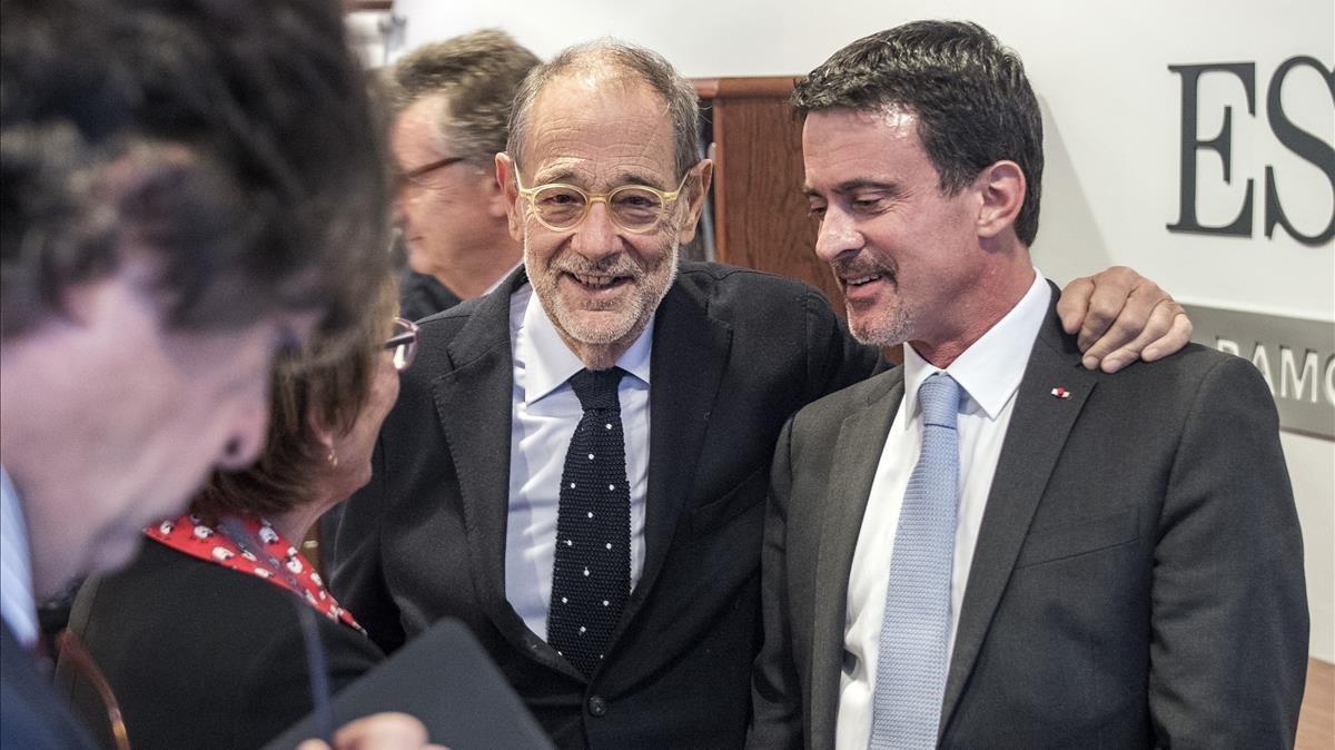 Manuel Valls (derecha) y Javier Solana, en el encuentro en Esade Forum, en Barcelona, el 11 de diciembre.