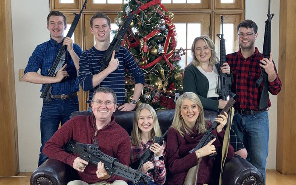 Un congressista dels Estats Units demana munició al Pare Noel i felicita el Nadal amb tota la família armada