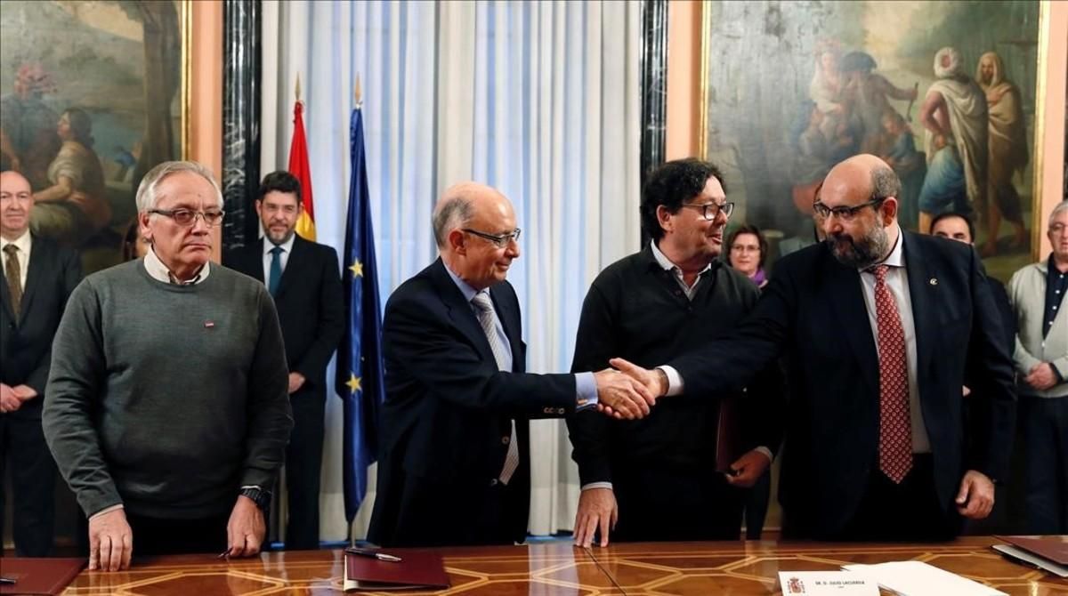 El ministro de Hacienda, Cristóbal Montoro, saluda al representante de CSIF, Miguel Borra, en presencia de los de CCOO, Francisco Fernández (a la derecha del ministro) y UGT, Julio Lacuerda (a su izquierda). El ministro de Hacienda, Cristóbal Montoro, saluda al representante de CSIF, Miguel Borra, en presencia de los de CCOO, Francisco Fernández (a la derecha del ministro) y UGT, Julio Lacuerda (a su izquierda).