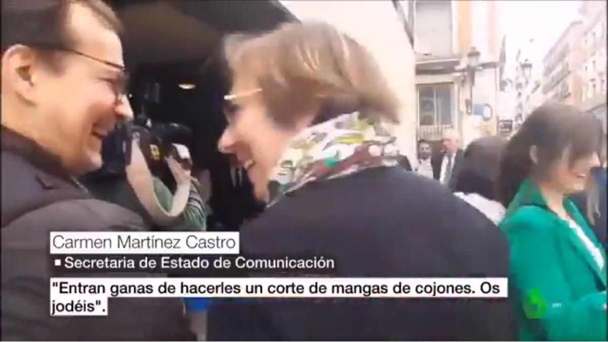 Momento en el que la secretaria de Estado de Comunicación, Carmen Martínez Castro, es ’pillada’ con la frase ¡Os jodéis!. Momento en el que la secretaria de Estado de Comunicación, Carmen Martínez Castro, es ’pillada’ con la frase ¡Os jodéis!.
