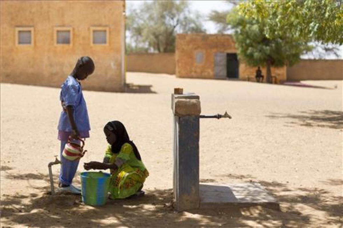 Poblado en Mauritania donde Unicef lleva a cabo tareas de higiene, saneamiento y agua potable. En la imagen, dos alumnos se lavan las manos en el grifo del patio de la escuela. Poblado en Mauritania donde Unicef lleva a cabo tareas de higiene, saneamiento y agua potable. En la imagen, dos alumnos se lavan las manos en el grifo del patio de la escuela.
