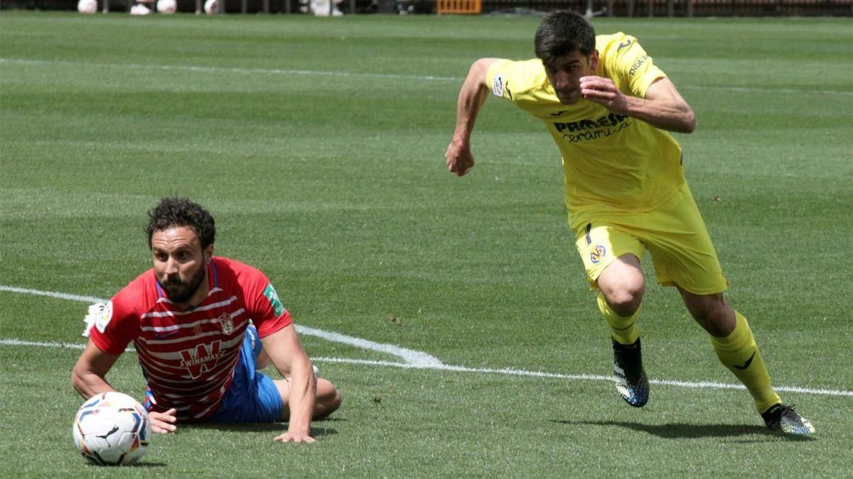 Gerard Moreno deja tumbado a Germán para marcar uno de sus tres goles al Granada. Gerard Moreno deja tumbado a Germán para marcar uno de sus tres goles al Granada.