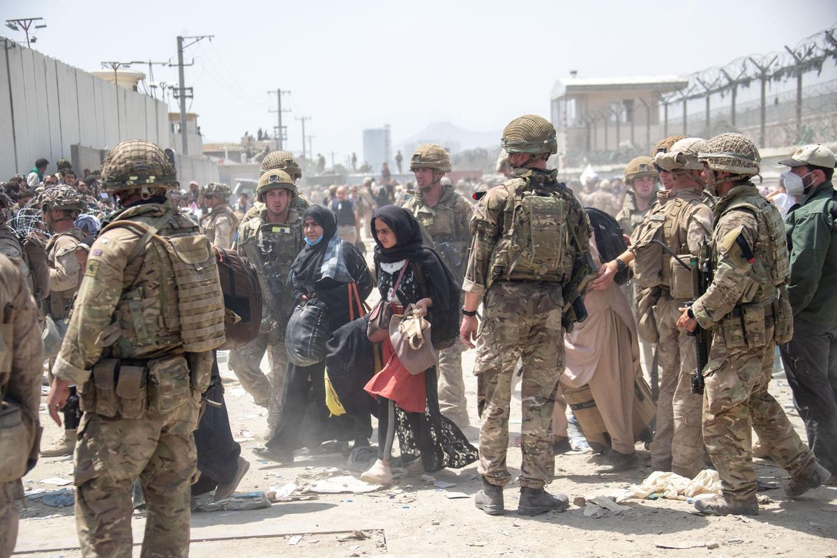 Tropas de EEUU y Reino Unido ayudan a evacuar afganos en Kabul. Tropas de EEUU y Reino Unido ayudan a evacuar afganos en Kabul.