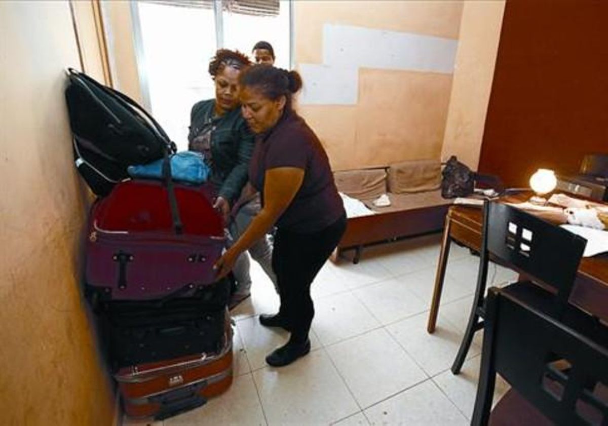 Maletas hechas 8 Vecinas de Barcelona tras evitar el desahucio de su vivienda, el año pasado. Maletas hechas 8 Vecinas de Barcelona tras evitar el desahucio de su vivienda, el año pasado.