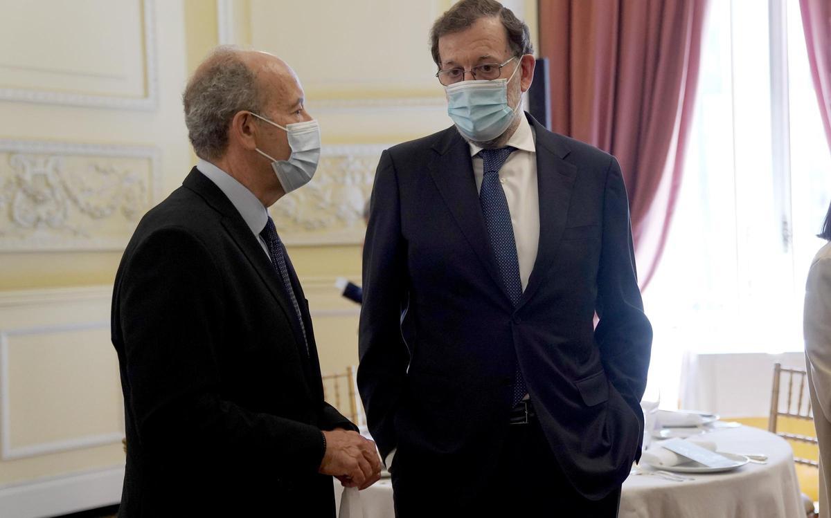 El ministro de Justicia Juan Carlos Campo y Mariano Rajoy en la entrega del premio Gumersindo Azcárate que concede el Colegio de Registradores de España. El ministro de Justicia Juan Carlos Campo y Mariano Rajoy en la entrega del premio Gumersindo Azcárate que concede el Colegio de Registradores de España.