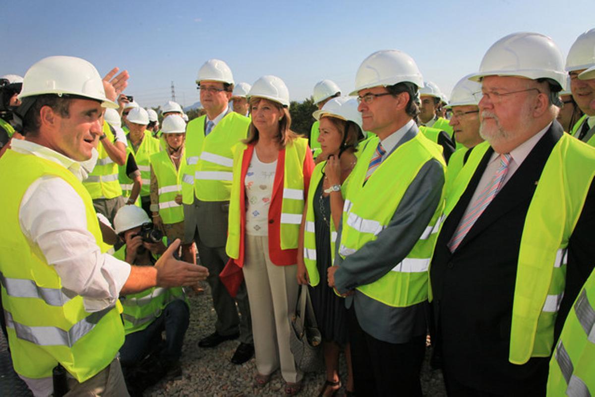El ’president’ de la Generalitat, Artur Mas, junto a los ’consellers’ Mena y Rigau, entre otros, en una visita a las obras de un centro de FP en Martorell, el viernes.
