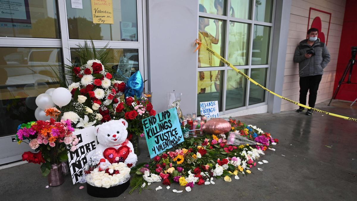 Escrutini i crítiques a la policia de Los Angeles per la mort d’una adolescent en una botiga Escrutini i crítiques a la policia de Los Angeles per la mort d’una adolescent en una botiga