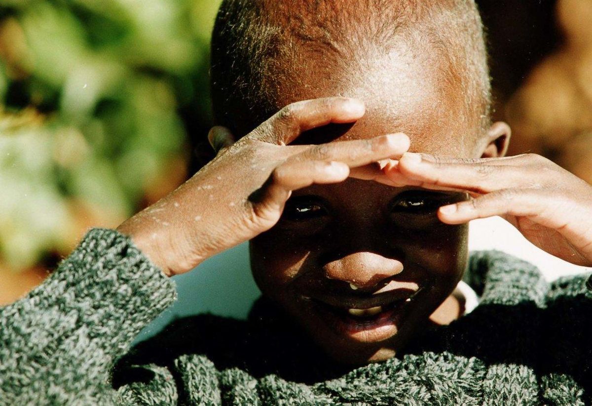Nkosi Johnson murió el 1 de junio del 2000 mientras dormía. Su madre adoptiva informó de que su hijo pesaba entonces menos de 10 kilos. Nkosi Johnson murió el 1 de junio del 2000 mientras dormía. Su madre adoptiva informó de que su hijo pesaba entonces menos de 10 kilos.