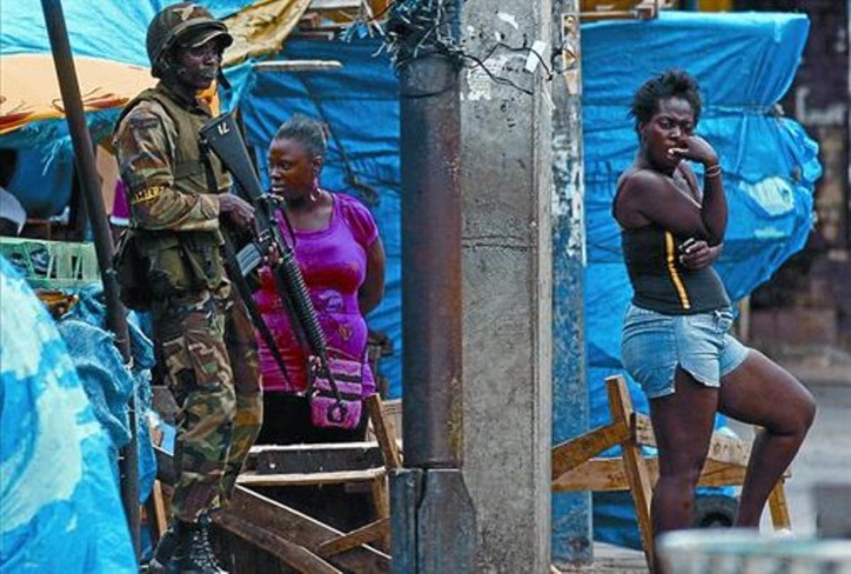 Un soldat jamaicà patrulla a prop de l’àrea de Tivoli Gardens, a Kingston, ahir.