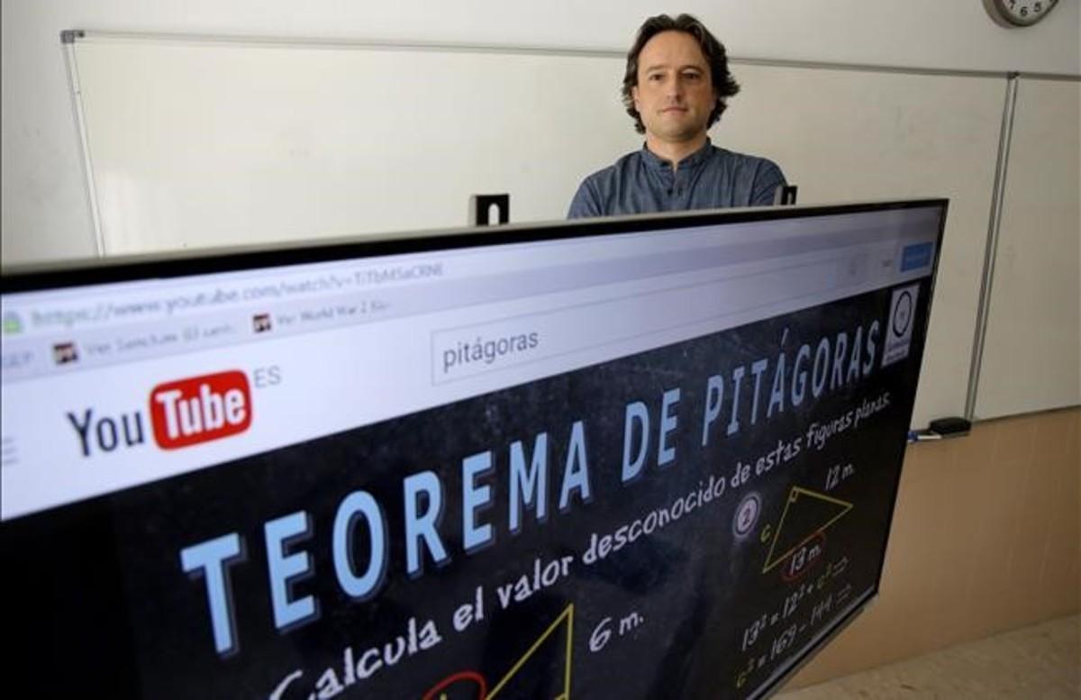 Álvaro Reverte compagina la docencia presencial con su canal virtual Clasemáticas.