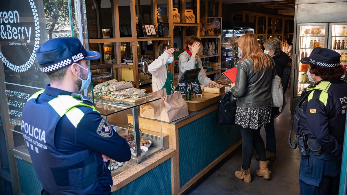 Inspecció nocturna a Enric Granados: «Un esquirol podria saltar de terrassa en terrassa de bar» Inspecció nocturna a Enric Granados: «Un esquirol podria saltar de terrassa en terrassa de bar»