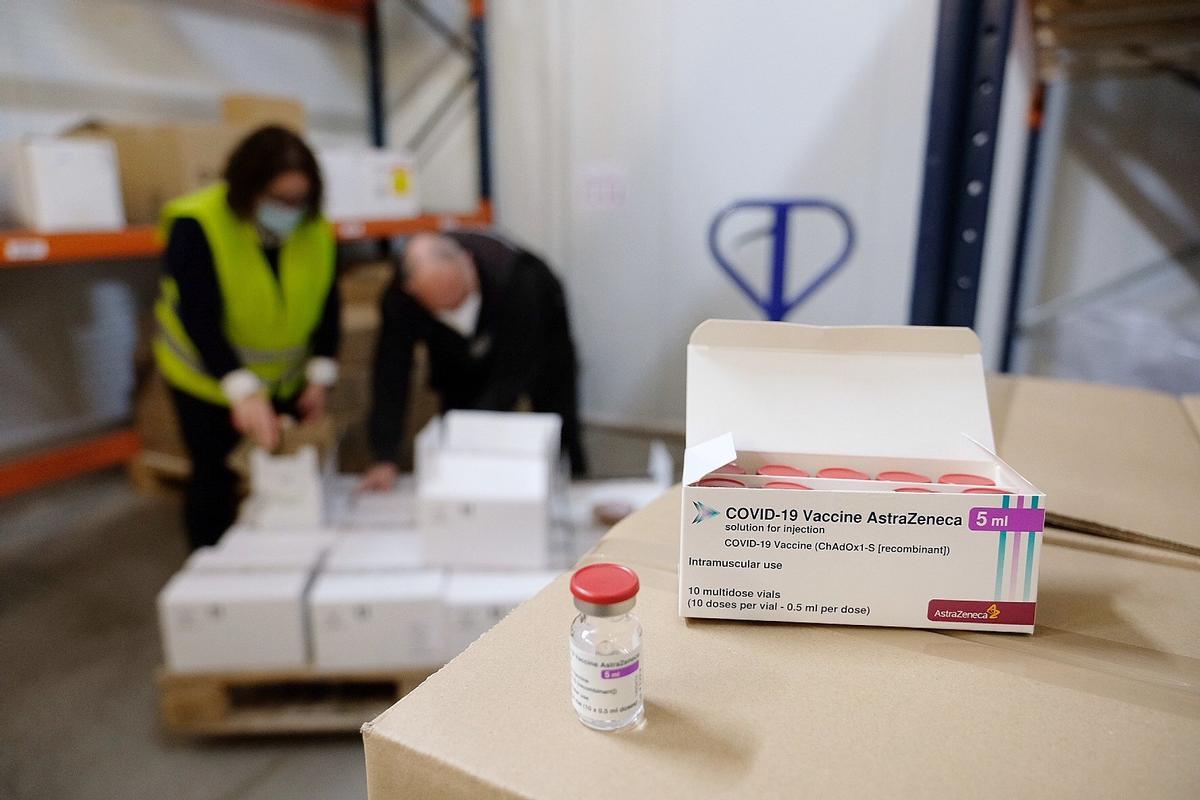 Catalunya comença a vacunar farmacèutics i col·lectius essencials aquest dimarts