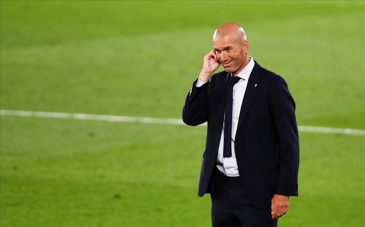 Zidane sonríe a la conclusión de un reciente encuentro de Liga Zidane sonríe a la conclusión de un reciente encuentro de Liga