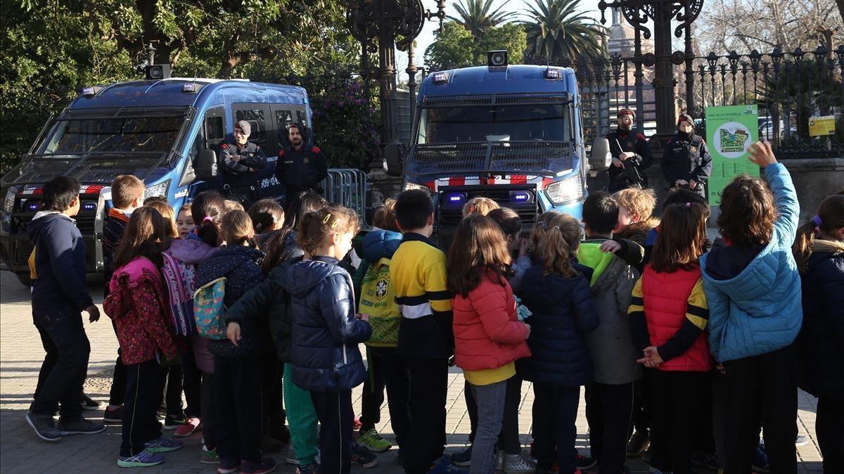 Un grupo de escolares frente al Parc de la Ciutadella.