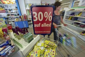 La inflación interanual en Alemania escaló en agosto al 7,9 %, principalmente por la energía, después que en los dos meses anteriores registrara una ligera ralentización. En una imagen de archivo, una mujer realiza la compra en un supermercado en Fellbach, Alemania.EPA/MARIJAN MURAT *** Local  *** 50441438