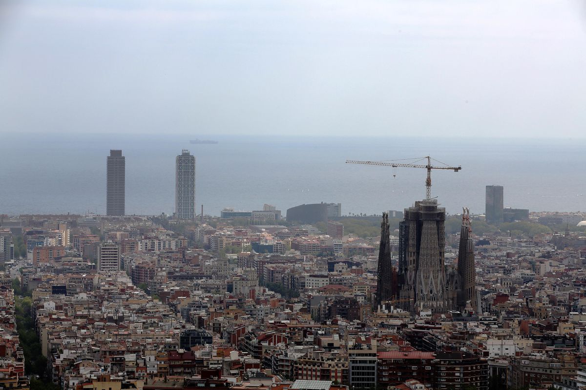 Vista de la ciudad de Barcelona con su neblina y contaminación desde el Turó de la Rovira. Vista de la ciudad de Barcelona con su neblina y contaminación desde el Turó de la Rovira.