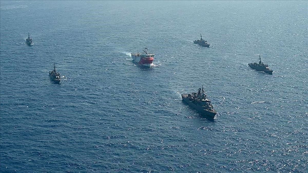 Buques de la Armada turca escoltan al barco de prospección del fondo marino ’Oruç Reis’, este lunes en el Mediterráneo oriental. Buques de la Armada turca escoltan al barco de prospección del fondo marino ’Oruç Reis’, este lunes en el Mediterráneo oriental.