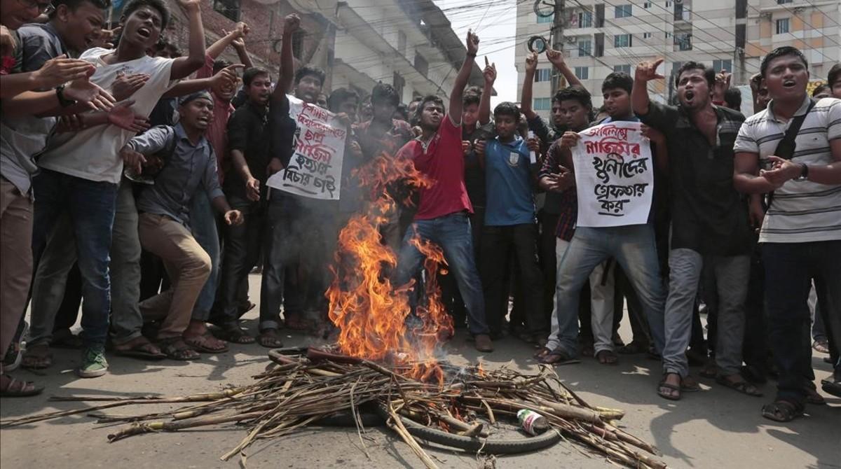 Estudiantes de Bangladesh se manifiestan tras el asesinato del bloguero liberal Nazimuddin Samad el pasado miércoles. 