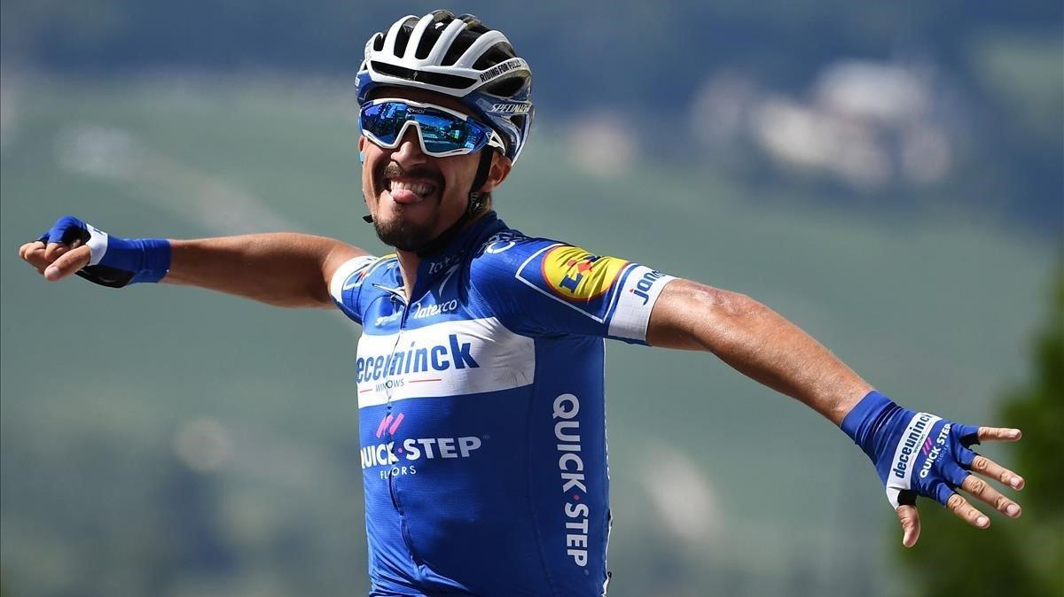 El ciclista francés Julian Alaphilippe festeja el triunfo en la tercera etapa del Tour.