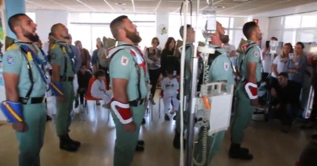 Legionarios cantando ’El novio de la muerte’ ante niños enfermos de cáncer en un hospital de Málaga, este lunes 10 de abril. Legionarios cantando ’El novio de la muerte’ ante niños enfermos de cáncer en un hospital de Málaga, este lunes 10 de abril.