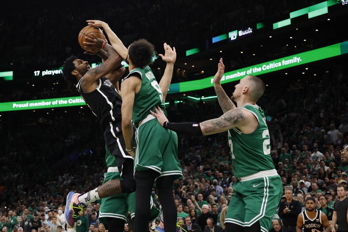 Irving se queda sin opción de tiro, defendido por dos jugadores de los Celtics