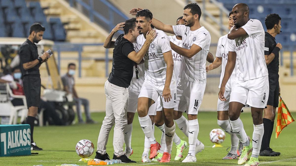 Los jugadores del Al-Sadd festejan el gol de Bounedjah junto a su entrenador Xavi Hernández, en Doha.