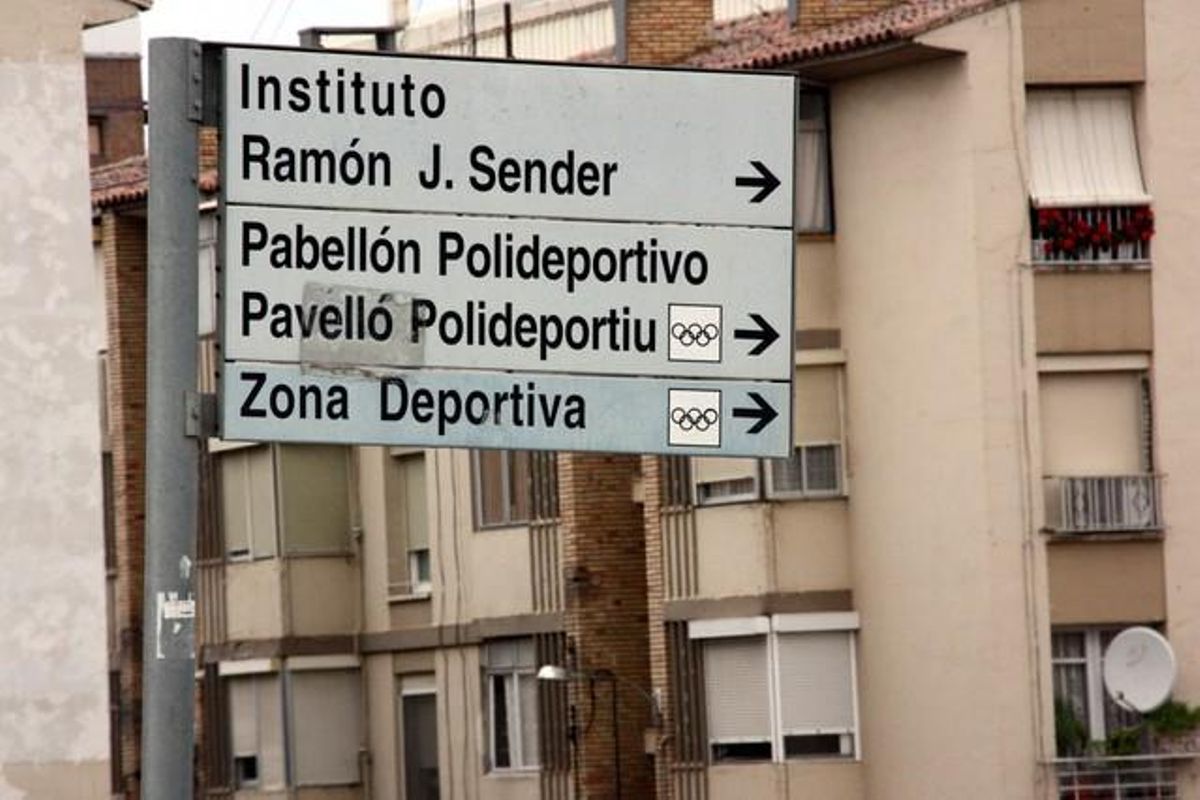 Cartel bilingüe, en castellano y catalán, en Fraga. Cartel bilingüe, en castellano y catalán, en Fraga.