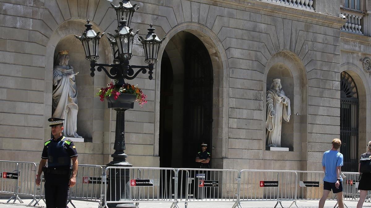 Fachada del Ayuntamiento de Barcelona en la plaza de Sant Jaume.