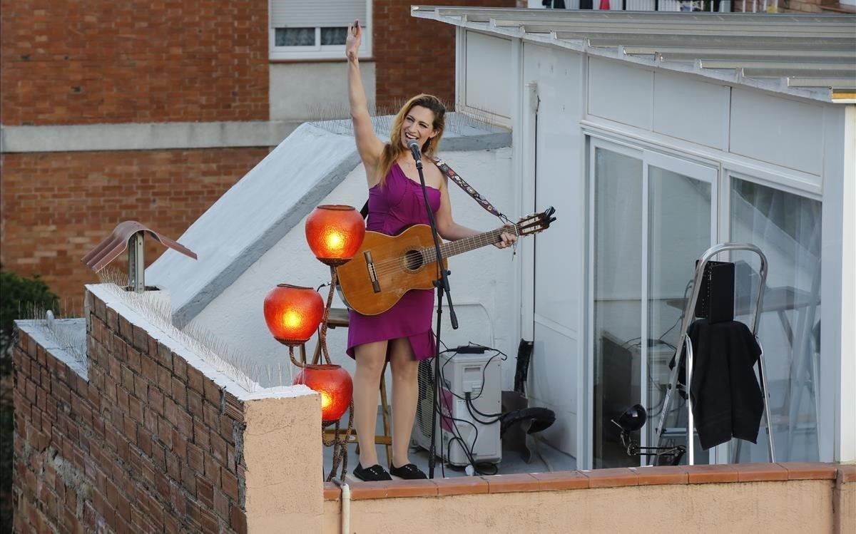  Actuación de Tori Sparks en el terrado de su casa en Horta.