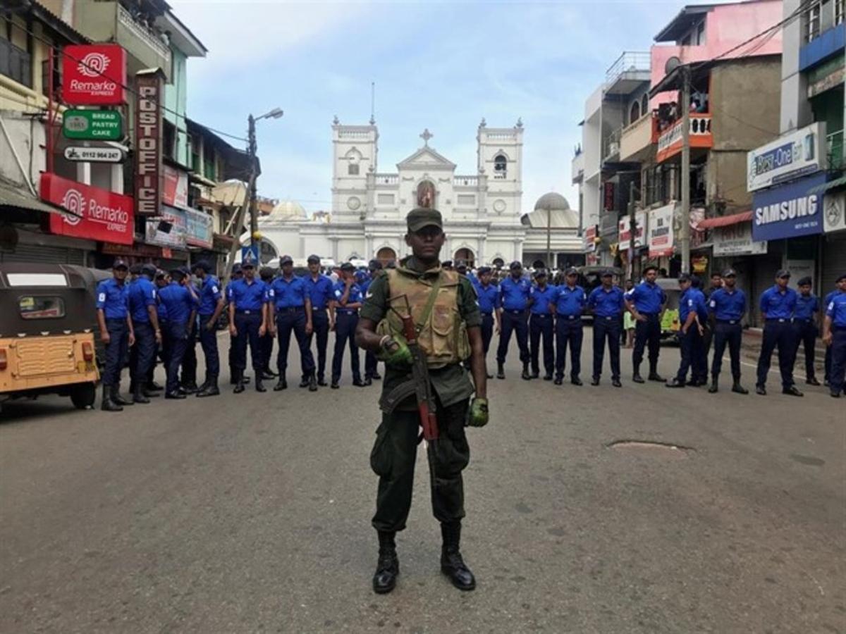 Agentes de policía blindan el acceso a una de las iglesias atacadas en Sri Lanka.