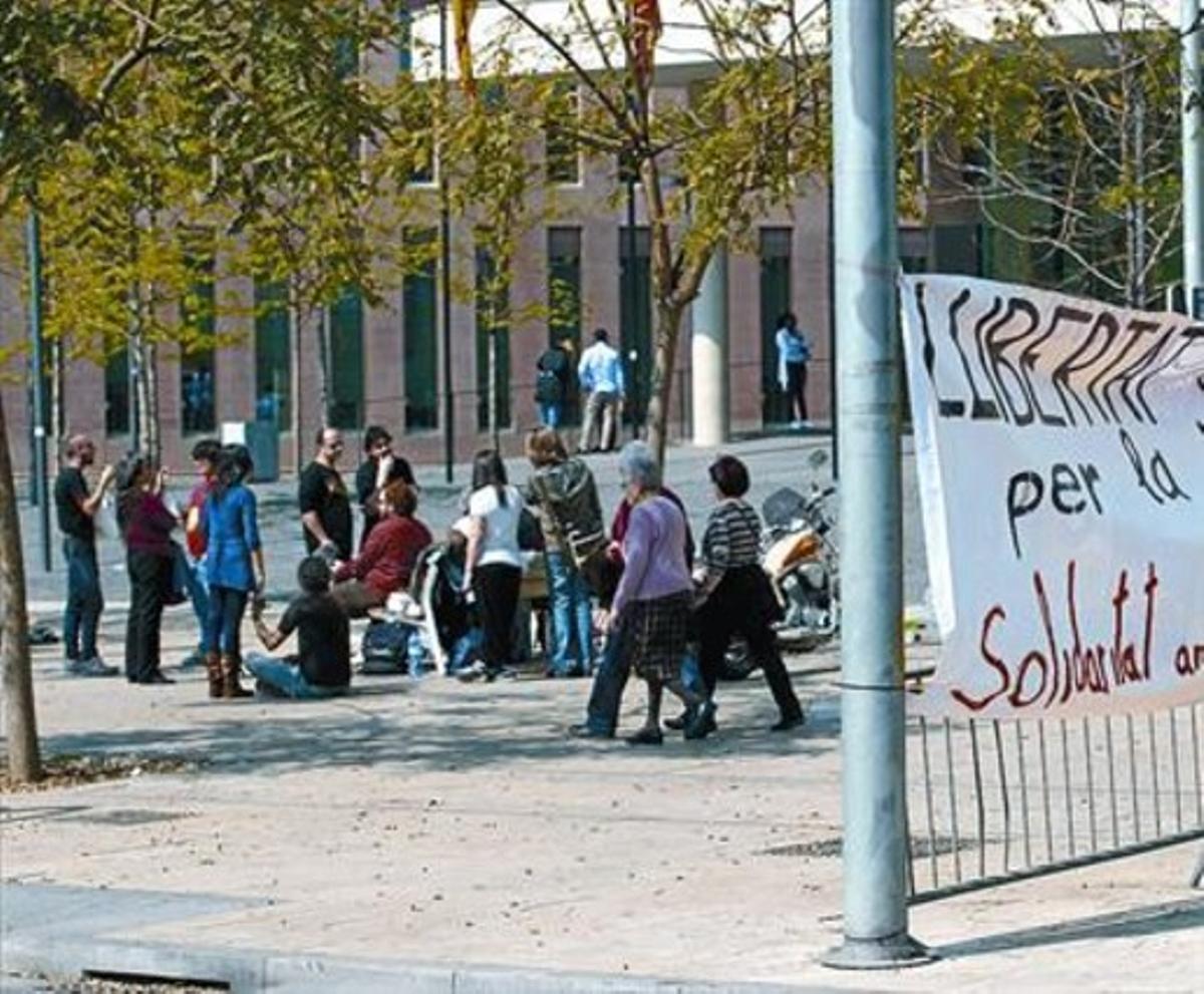 Concentración en la Ciutat de la Justícia, ayer, de familiares y amigos de detenidos el día de la huelga general. Concentración en la Ciutat de la Justícia, ayer, de familiares y amigos de detenidos el día de la huelga general.