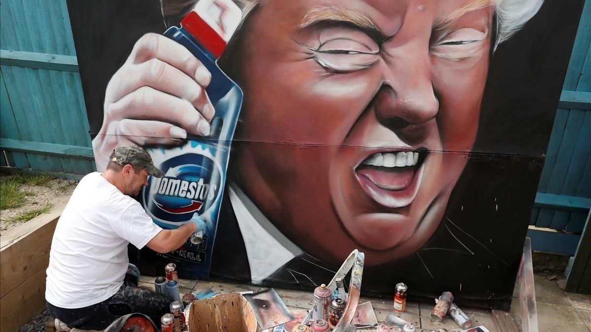 Mural de Trump con una botella de desinfectante. Mural de Trump con una botella de desinfectante.