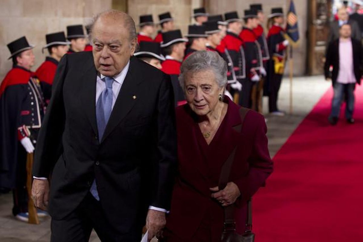 Jordi pujol y su esposa, Marta Ferrussola, entrando en la Generalitat. Jordi pujol y su esposa, Marta Ferrussola, entrando en la Generalitat.
